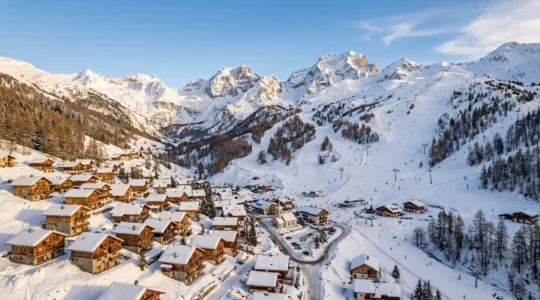 Vue panoramique de la station de Saint-Michel-de-Chaillol avec ses pistes enneigées et chalets en premier plan, Hautes-Alpes